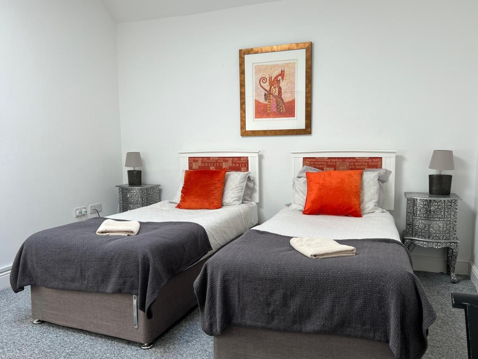 Premium Apartments Thatcham Broadway Екстериор снимка